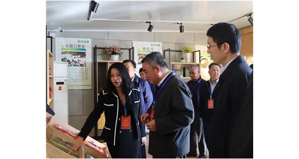 2021年11月11日上午，自治区水利厅党组书记、厅长杨焱一行来到公司食用菌基地调研，了解现代特色农业发展情况，杨焱强调，乡村振兴要创新思路，多形式发展乡村产业。原梧州市委常委、市政府副市长,现任自治区大数据发展局副局长何予平(右一）陪同调研。